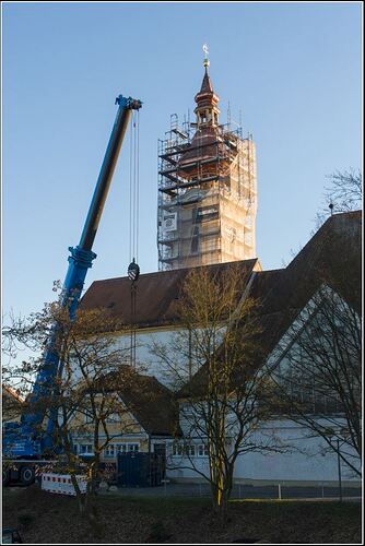 Kirche, eingerüstet bei der Erneuerung der Kirchturmspitze
