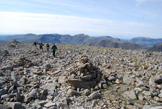 Cairns_marking_the_way,Scafell_Pike-geograph.org.uk-_1331294